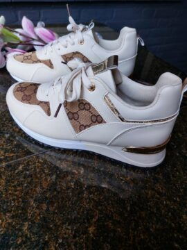 creme kleur sneakers